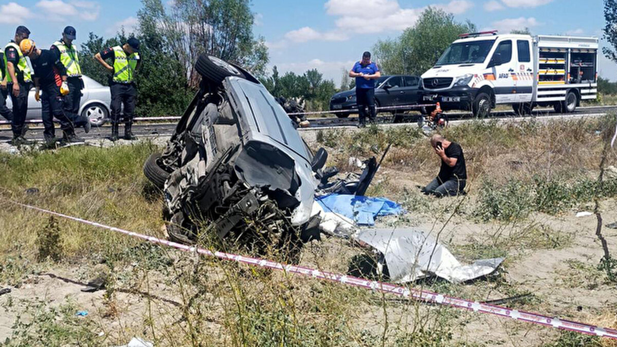 Çay ilçesi Akkonak köyü yakınlarında meydana gelen kazada M.Z. (39) idaresindeki 06 AVS 07 plakalı otomobil, H.Ç.'nin (40) kullandığı 34 KKZ 949 plakalı TIR'la çarpıştı. Kaza sonrasında olay yerine çok sayıda jandarma ve sağlık ekibi sevk edildi.