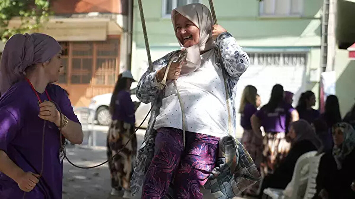 Sabah saatlerinden itibaren köy meydanında toplanan erkekler camiden yapılan anonsla köydeki işlerini eşlerine teslim etti. Muhtar, mührünü eşine teslim ederken, kahvehaneci de tepsisini eşine vererek kolaylıklar diledi.