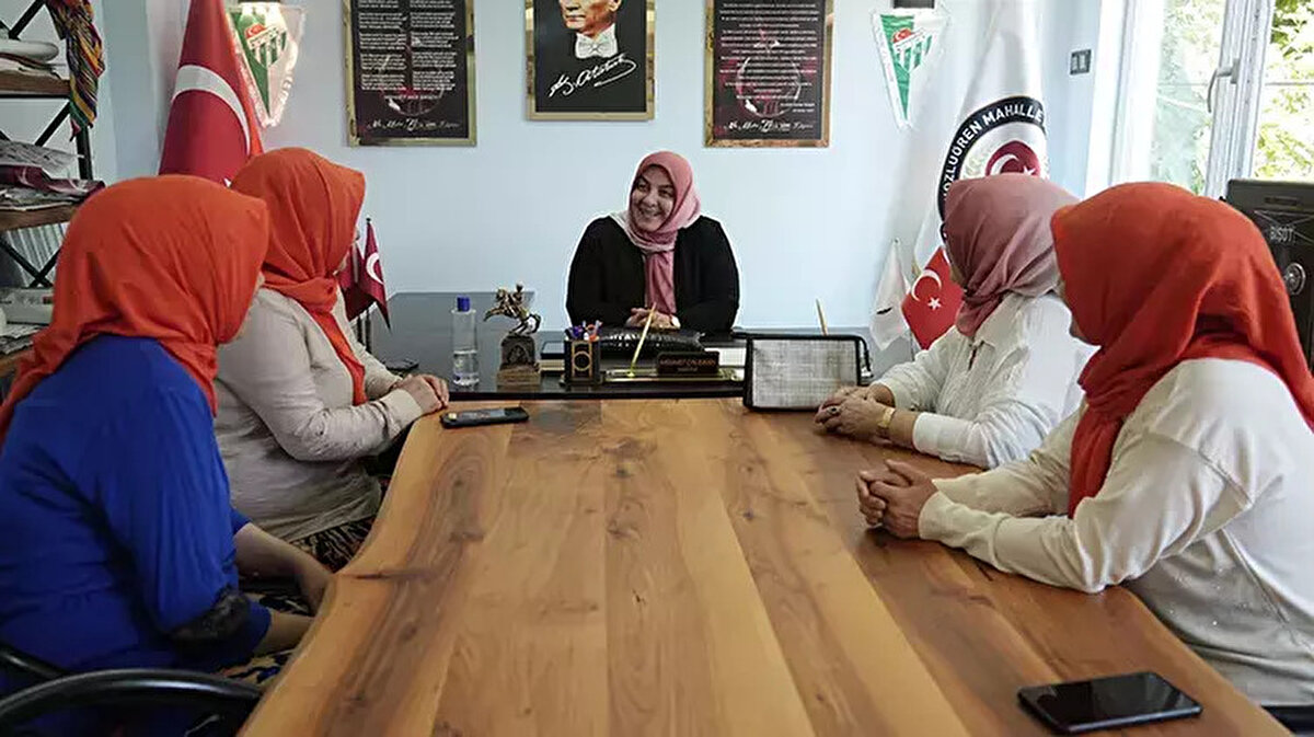 Kozluören Muhtarı Mehmet Çalışkan’ın eşi Emine Çalışkan, “Eşim bana mührünü teslim etti ve bugün muhtar oldum. Erkeklerimizi dışarıya yolladık, bir günlüğüne kadınlarımız saltanat sürecek.