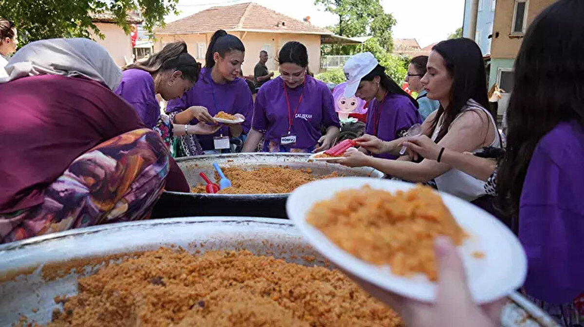 Köyümüze gelen misafirlerimize onlar hizmet edecek. Eskiden atalarımız savaş zamanı erkekler yokken kadınlarımız kendi ayaklarının üzerinde dursun diye böyle bir gelenek bırakmış. Biz de bu geleneği yaşatıyoruz” dedi.
