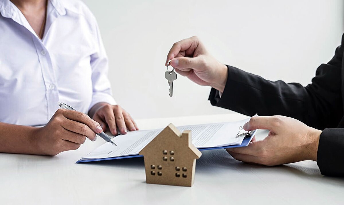 Avukat Ezgi Karadurak sözlerini şöyle sürdürdü:Fakat Yargıtay içtihatları gereğince kiracının yapmış olduğu faydalı ve zorunlu giderler sayesinde kiralanan da ortaya çıkan değer artışını vekaletsiz iş görme hükümleri uyarınca kiraya verenden talep edebilecektir. Burada talep hakkının doğduğu tarih, sözleşmenin bitim tarihi olup kiracı kira sözleşmesi devam ederken değer artışını talep edemez. Çünkü yapmış olduğu masrafların kullanım ve tasarruf hakkı hala kendisindedir.