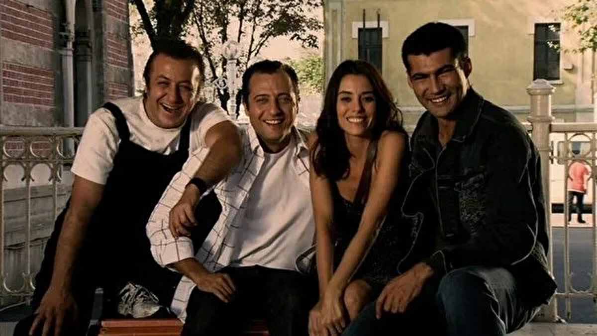 Kenan İmirzalioğlu, Cansu Dere, Tuncel Kurtiz, Haluk Bilginer, Barış Falay, Sarp Akkaya, Sedef Avcı ve Bade İşçil gibi başarılı isimlerin rol aldığı dizinin başrol oyuncularından biri olan İsmail Filiz, dizide Ömer karakterine hayat vermişti.