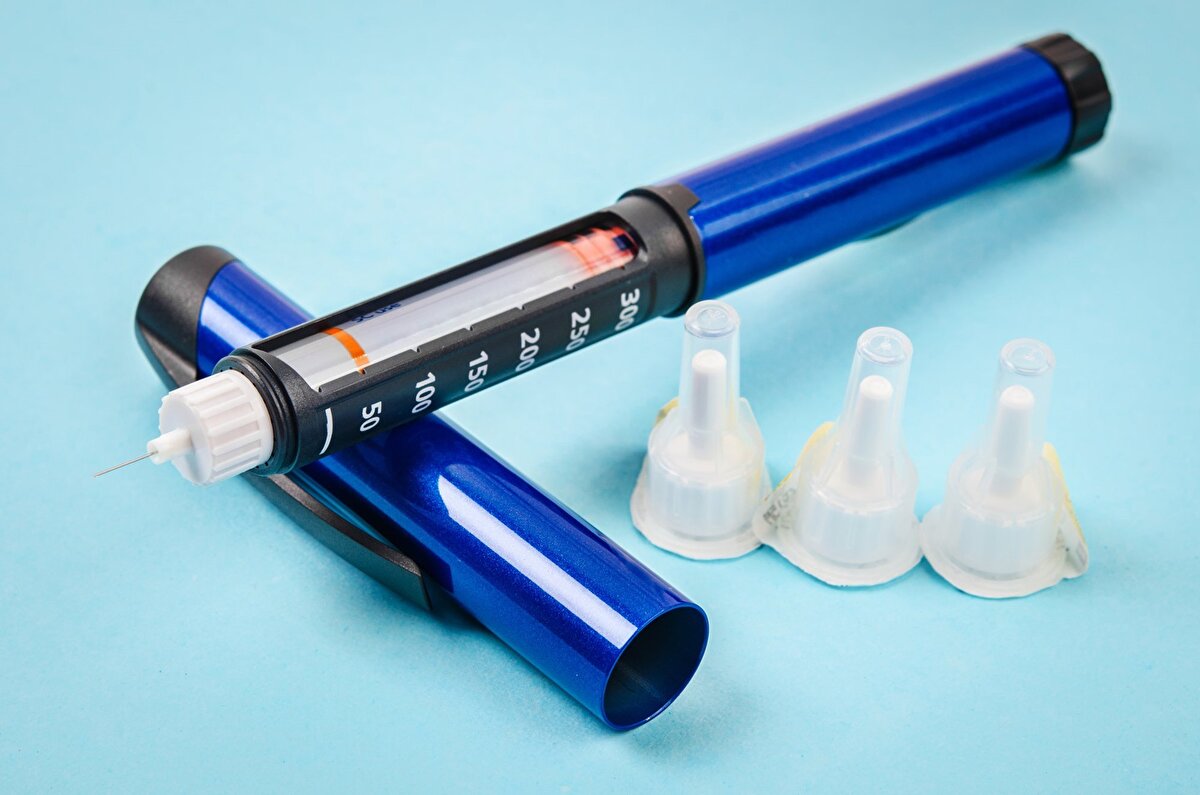 Obezite ve Metabolik Cerrahi Uzmanı Prof. Dr. Bora Koç, şeker hastalarında şekeri dengelemek için kullanılan farklı insülinler olduğunu belirterek “Değiştirilmiş, yan etkisi daha az olan insülin türevleri var. Bunların zayıflamaya etkisi olduğu anlaşıldıkça acaba kilolu hastalarda zayıflama amacıyla bu yeni nesil insülinler kullanılabilir mi diye birçok çalışma yapıldı ve etkileri belli bir grup hasta için de başarılı sonuçlar oluşturdu. O yüzden bu yeni nesil insülinleri zayıflama amacıyla da bazı hastalarımızda kullanabiliyoruz” ifadelerini kullandı.