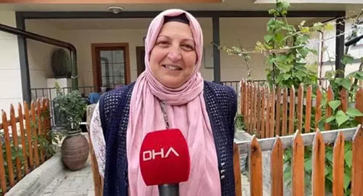 Evlerinden memnun olduğunu belirten Melek Dağcı da “Evlerimizden memnunuz. Villa tipi evlerimiz oldu. Yeni komşularımız oldu. Yeni komşularımızla iç içeyiz daha güzel oldu. Evlerimizden memnunuz. Devletimizden Allah razı olsun” ifadelerini kullandı.