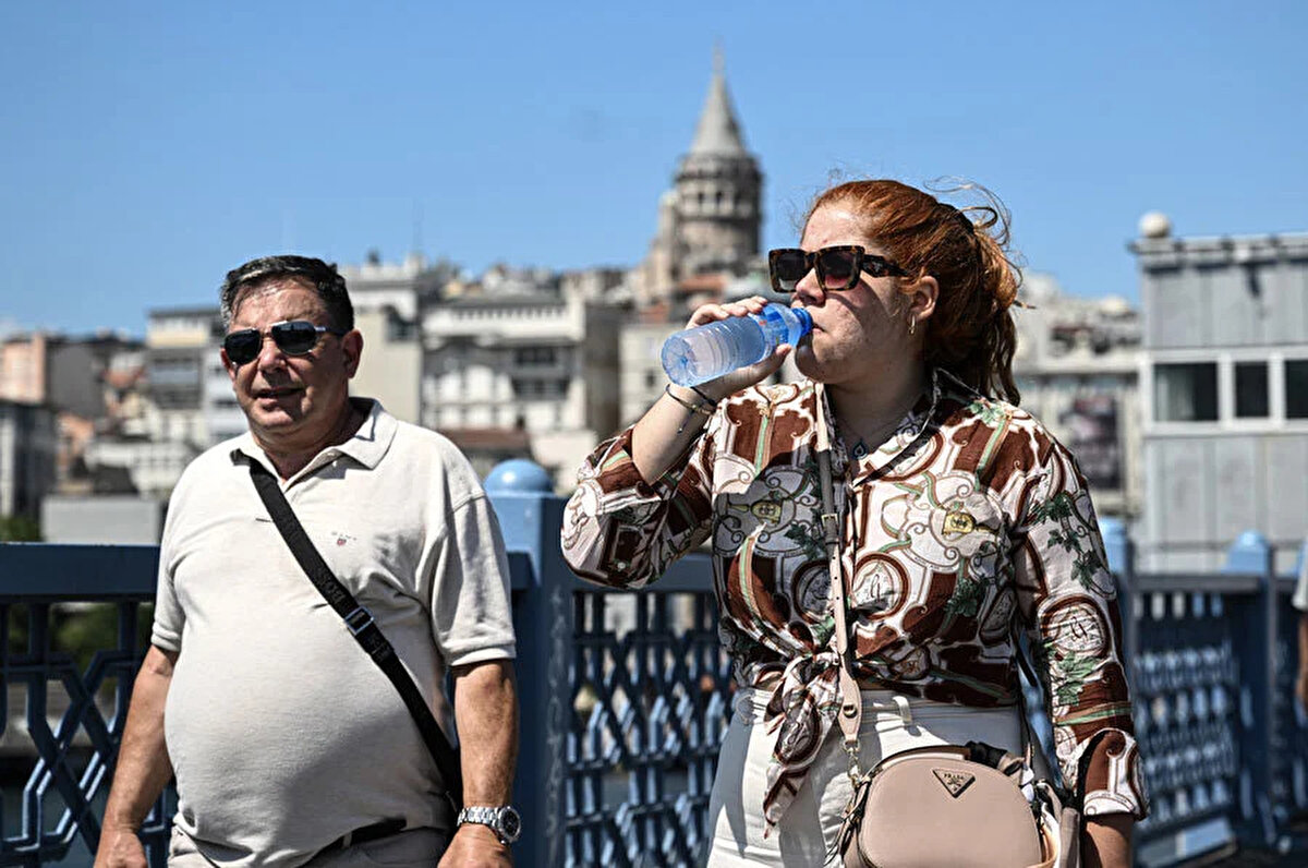 Bu tarihlerin artık değişmeye başladığını dile getiren Toros, "Bu sene 21 Temmuz'da küresel bir sıcaklık rekoru kırdık. Rekorlar kırılan bir dönemdeyiz. Haziran ayında Türkiye sıcaklıkları uzun yıllar ortalamasına göre 3-6 derece daha sıcak geçti. Biz geçmişte temmuz sonu, ağustos başı yaşadığımız o en sıcak günleri, bugünlerde hep yaşıyoruz. Bu sene çok uzun sürdü. Afrika'nın kavurucu sıcaklıkları, Afrika üzerinde oluşmuş olan yüksek basınç alanlarının etkisiyle kuzeye doğru, Türkiye'yi de kapsayacak şekilde yukarıya doğru hareket etmiş durumda." ifadesini kullandı.