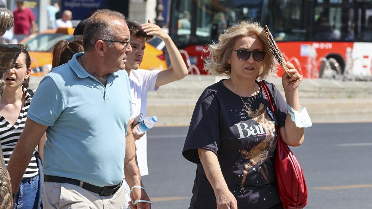 Eyyam-ı bahur sıcaklıkları ne zaman başlıyor?<br><br>İstanbul Teknik Üniversitesi (İTÜ) Uçak ve Uzay Bilimleri Fakültesi Meteoroloji Mühendisliği Bölümü Öğretim Üyesi Prof. Dr. Hüseyin Toros, tarih boyunca temmuz sonu ile ağustos ayı başlarının takvimlere sıcak olarak işlendiğinden bu tarihlerin eyyam-ı bahur olarak bilindiğini belirtti.