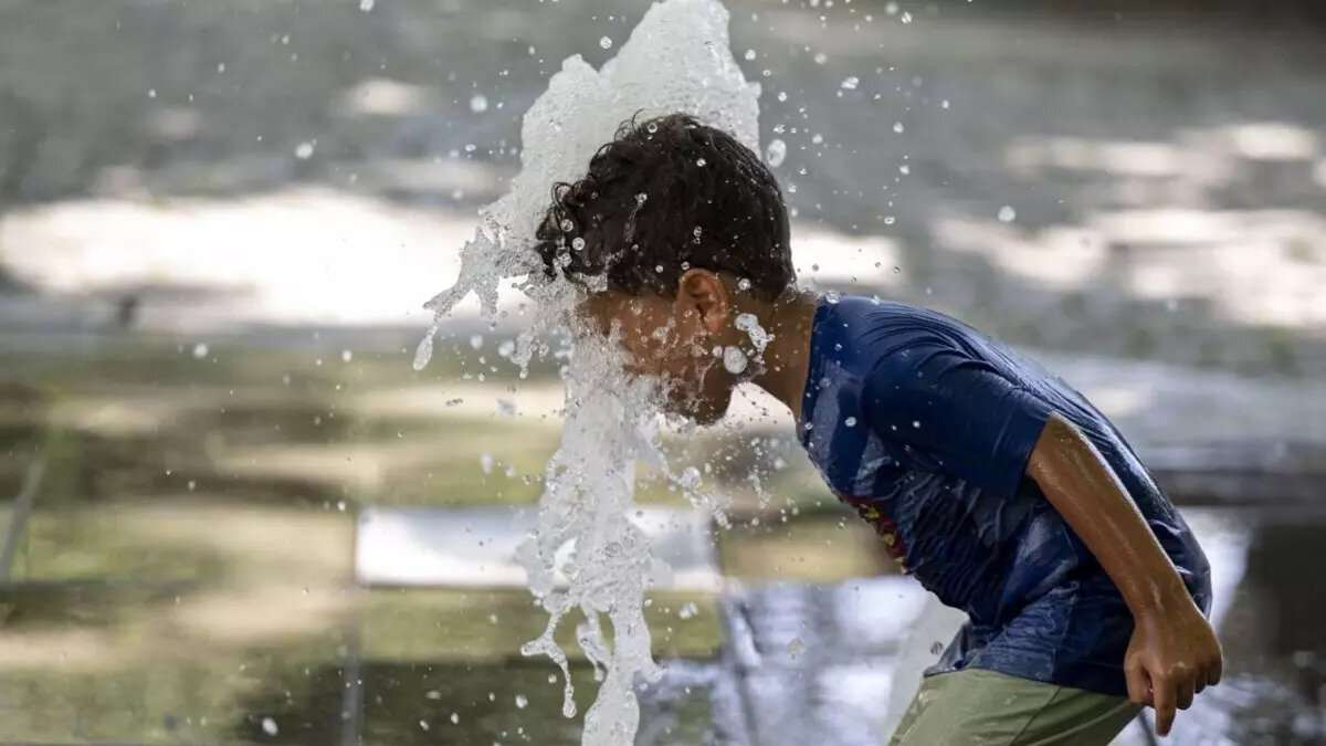 Kuzey yarımkürede Eyyam-ı Bahur, genellikle Temmuz ve Eylül ayları arasında yaşanır. Bu dönemde hava sıcaklıkları zirveye çıkar ve nem oranı da artar, bu nedenle sıcak ve bunaltıcı bir atmosfer hâkim olur. Güney yarımkürede ise bu sıcak günler Ocak ve Mart ayları arasında görülür. Bölgeler arasında büyük farklar olabilmesi nedeniyle, kesin tarih aralıkları yerel iklim koşullarına ve boylama bağlı olarak değişiklik gösterebilir.