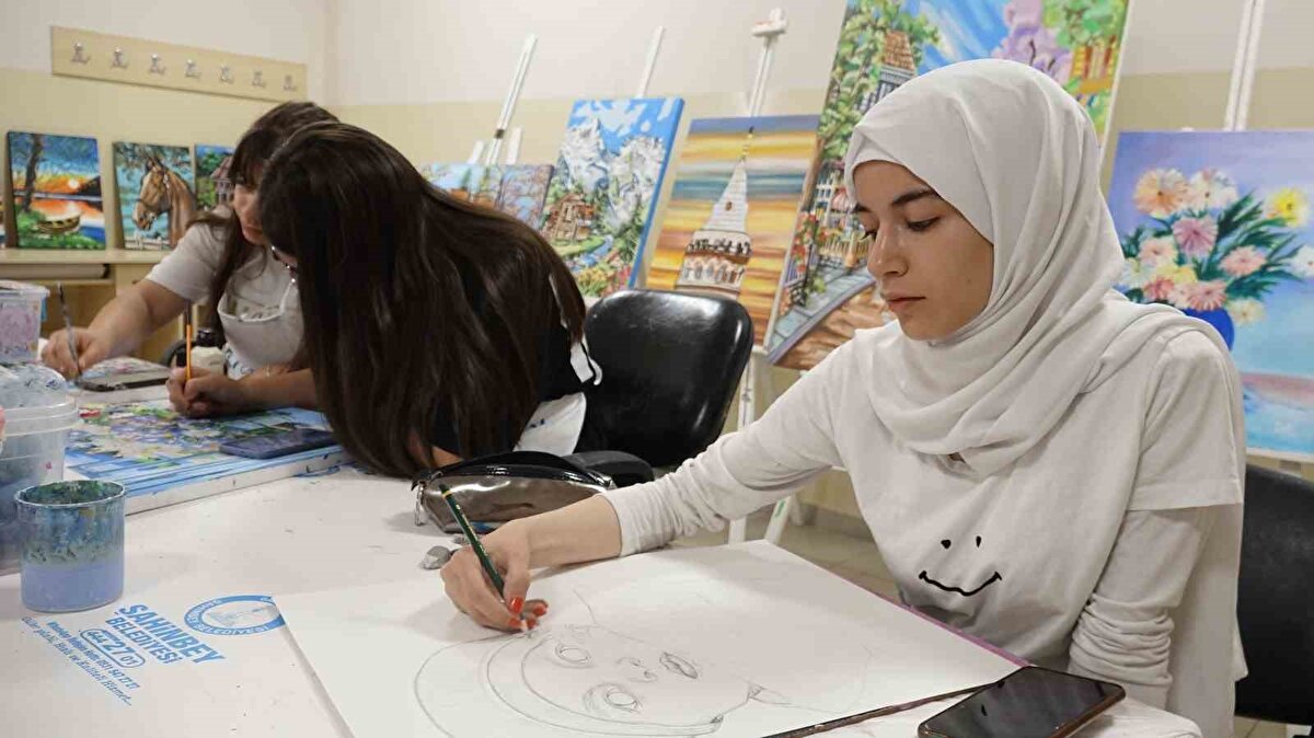 Eğitimler sayesinde kursiyerler, resim yapmayı öğrenirken günün stresinden de uzaklaşıyorlar. Haftanın 5 günü verilen ücretsiz kurslarda, hem gençler hem de yetişkinler sanatı hayatlarının bir parçası yapıyor. Kursiyerler, yaptıkları eserleri satıp aile ekonomisine katkı sağlarken, dostlarına hediye de ediyorlar.