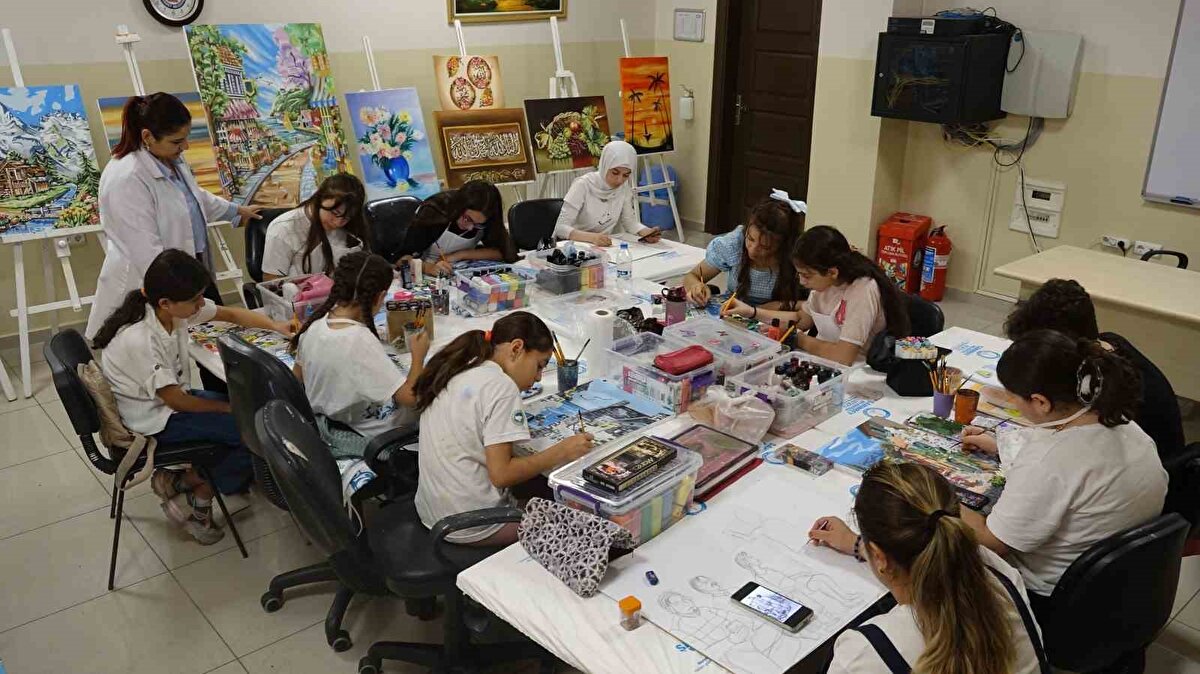 Gaziantep’te Şahinbey Belediyesi, Binevler Sosyal Tesisi'nde açtığı resim kursuyla çocuklar, gençler ve kadınlara sanatsal eğitim fırsatları sunuyor. Kursiyerler, karakalemden yağlı boya ve sulu boya çalışmalara kadar çeşitli teknikleri öğrenerek yeteneklerini geliştiriyor.