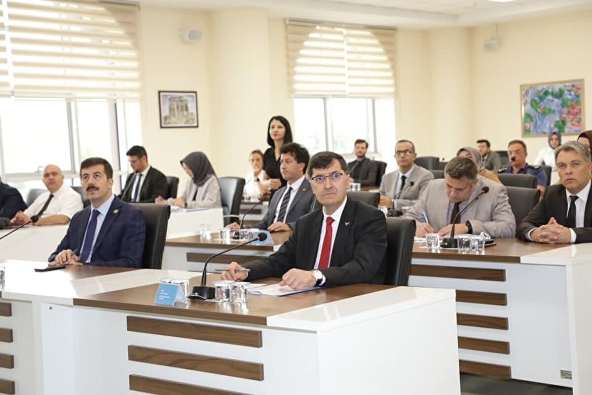 İlgili kurum ve kuruluş yetkililerinin katılımıyla gerçekleşen toplantıda, kadına yönelik şiddetle mücadele çalışmaları hakkında istişareler yapıldı. 