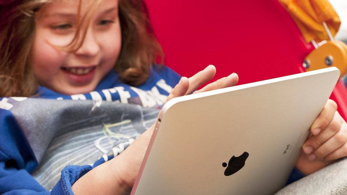 DUY üzerinden çocuklara ve ailelere pek çok rehber ve içerik sunulduğunu aktaran Göktaş, şunları kaydetti:<br><br>"Çocuklara yönelik kitap ve oyuncak seçiminde ailelere öneriler, çocuklarda mahremiyet bilinci, koruyucu ailelik gibi konularda hazırladığımız rehberlerimizle ebeveynlerimizi destekliyoruz. Ayrıca, siber zorbalık, çevrim içi/çevrim dışı oyun oynama, dijital bağımlılık gibi güncel konularda hazırladığımız sosyal medya içerikleriyle ailelerimize yol gösteriyoruz. Bununla birlikte çocukların, yazılı, görsel ve dijital yayınların zararlarından ve diğer risklerden korunması amacıyla zararlı içeriklere karşı mücadele ediyoruz. Dijital dünyanın getirdiği risklere karşı çocuklarımızı korumak için duyarlı olmalıyız. Bu nedenle vatandaşlarımızın çocuklar için zararlı olduğunu düşündükleri içerikleri, yayınları ve uygulamaları kolayca bildirebilmeleri için DUY İhbar Platformu'nu oluşturduk."