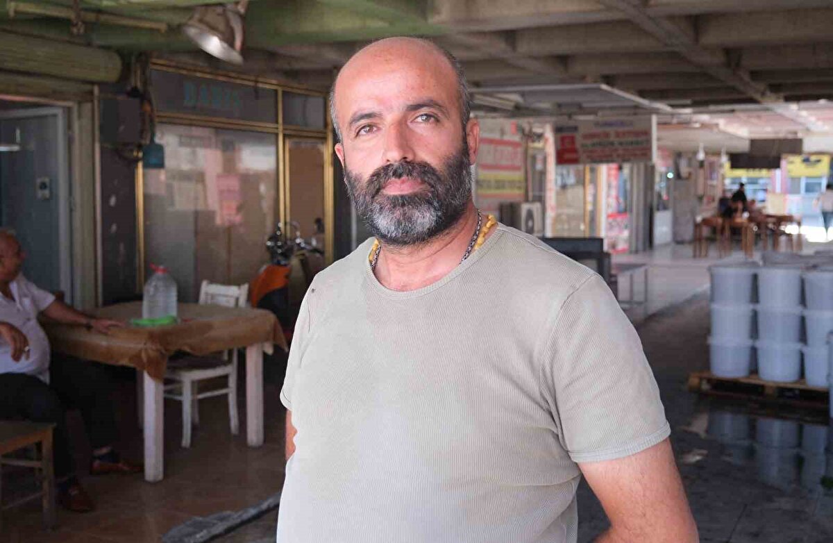 Adana Otogarı’nda esnaflık yapan Hikmet Toprak ise ’Yılancı Osman’ın bilindik bir sima olduğunu belirterek, "Ağabeyimizin yılanlara çocukluğundan bu yana bir sevgisi var. Hayvanlara eziyet yapmaz. Burada kendi elleriyle besliyor. Kurbağa topluyor onlara geceleri.'' dedi ve ''Kasaplardan ciğer alarak yediriyor. Kaselerde süt içiriyor hayvanlara. Hayvan sevgisi çok. Eziyet etmez hayvanlara. Aşırı derecede hayvan ve yılan sevgisi var adamda. İnsanlar Osman abiyi yılanlarla gördüklerinde çok şaşırıyorlar. Adam koynunda yatırıyor, eliyle besliyor" diye ekledi.