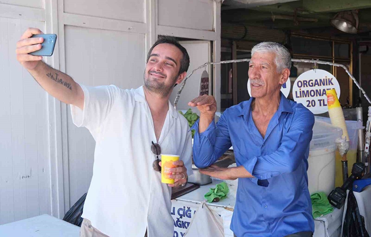 Adana Otogarı’nda uzun yıllardır çiğköfte satarak geçimini sağlayan Osman Aslan’ın (62) yılan sevgisi görenleri hayrete düşürüyor.