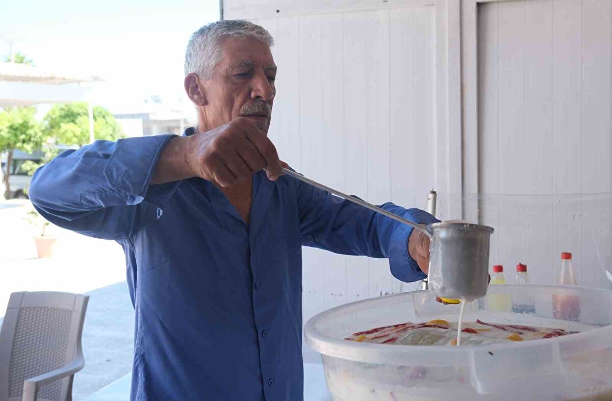 Halk arasında ’zehirsiz kara yılan’ olarak bilinen yılanları besleyen ve defalarca yılanlar tarafından ısırılan Aslan, halen yılanları bir an olsun bırakmıyor ve onları elleriyle süt içirerek besliyor. Ayrıca Osman Aslan, Adana Otogarı’nda yılanlarla şov yapıyor.