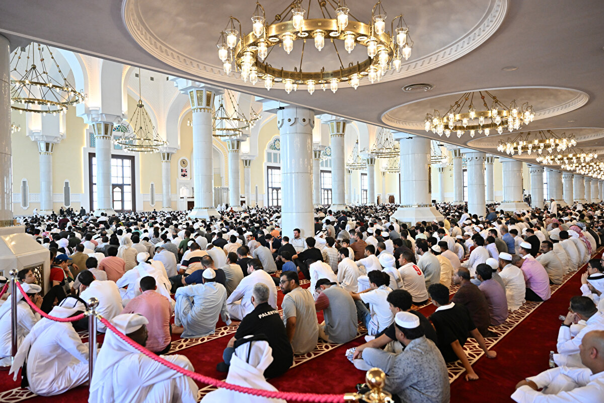 Katar’da yaşayan ve cenaze töreni için buraya gelen binlerce kişi tören için Doha’daki İmam Muhammed bin Abdulvehhab Camii’ne akın etti.