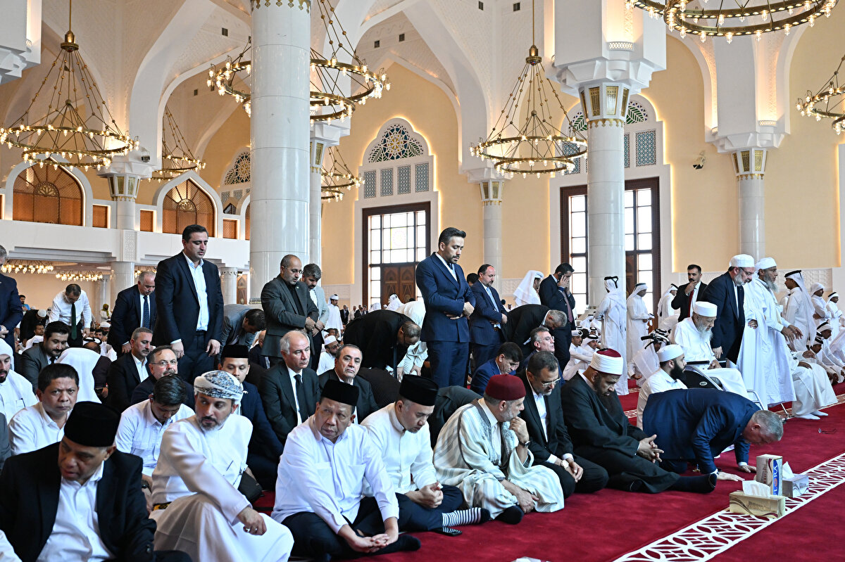 Sıkı güvenlik önlemleri altında, cuma öğle namazı başlamadan saatler önce caminin yerleşkesinde toplanan Müslümanlar, son birkaç yıldır Doha'da yaşayan Haniye'ye saygılarını sundular.