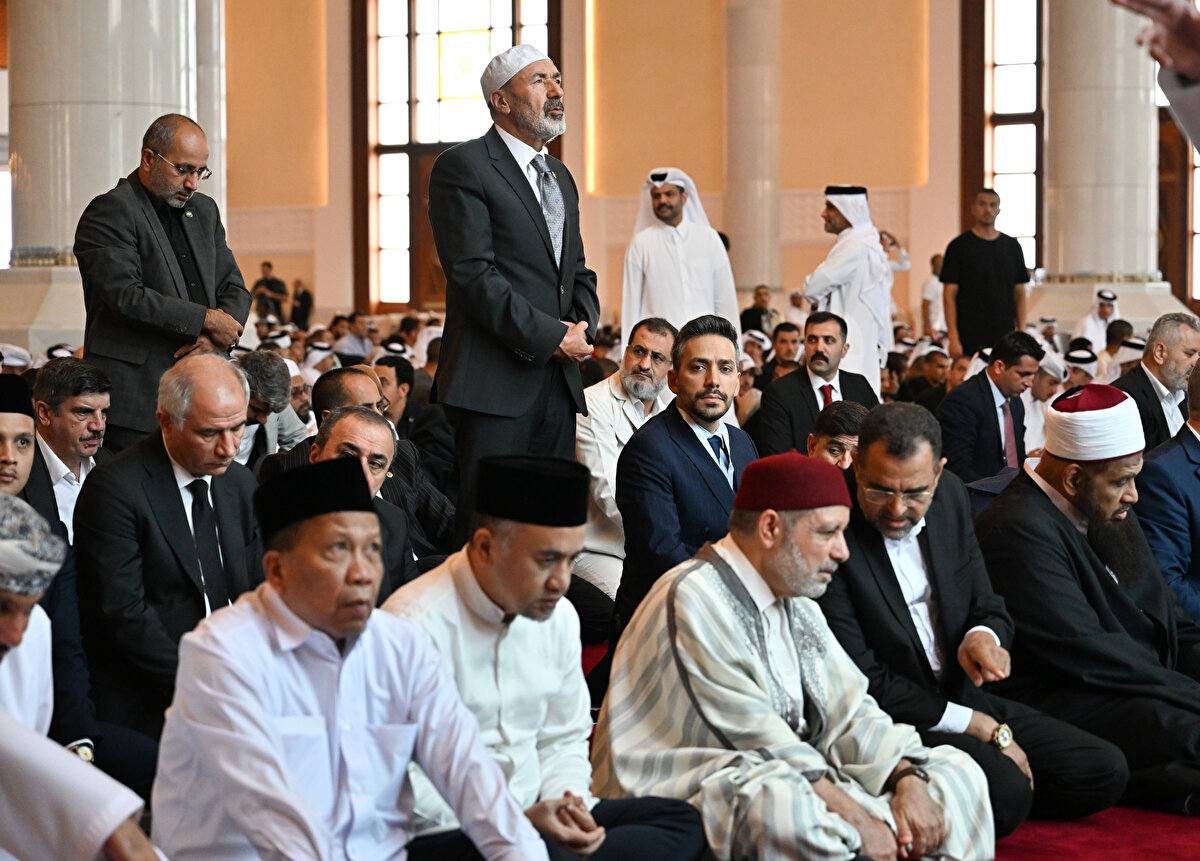 Cenaze töreni nedeniyle Doha’da güvenlik arttırılırken, binlerce kişi caminin avlusunda ve dışında da cenaze töreni için saf tuttu.