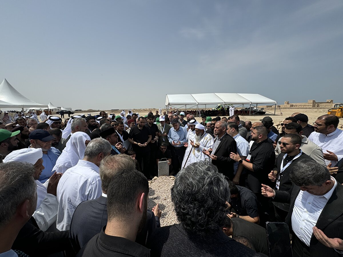 Törenin ardından İsrail karşıtı sloganlar, dualar ve tekbirlerle uğurlanan Haniye'nin naaşı, Doha’nın 15 kilometre kuzeyindeki Lusail kentinde bulunan mezarlığa defnedildi.