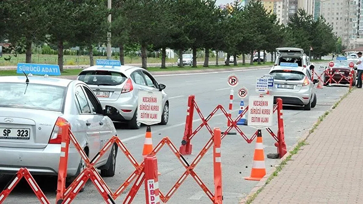 U dönüşü noktası olacak<br><br>Yeni düzenleme ile Sınav güzergahlarında müsait bir yerde U dönüşü noktası belirlenecek ve adaylar oradan U dönüşü sağlayacaklar.