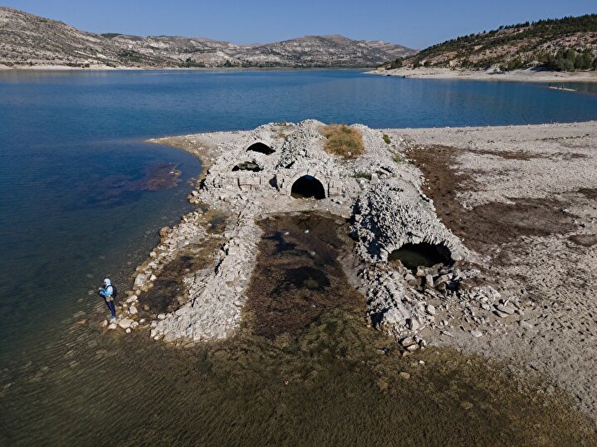 Ülkemizde ve Konya genelinde etkili olan kuraklık baraj seviyelerinde ciddi düşüşe neden oldu. Konya’nın içme suyu ihtiyacını karşılayan barajlardan biri Altınapa da bu barajlardan. Altınapa Barajı’nda geçtiğimiz yıllarda da yaşanan çekilmelerden dolayı 823 yıllık tarihi Selçuklu hanı yeniden gün yüzüne çıktı.