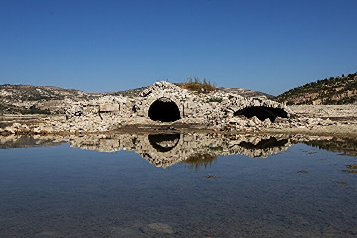 Tarihi han son yıllarda yaşanan kuraklık ve yağışlara bağlı olarak ortaya çıkıyor ve sular altında kalıyor. Bu yıl yaz aylarının kurak gitmesi de tarihi hanın yeniden ortaya çıkmasına neden oldu.
