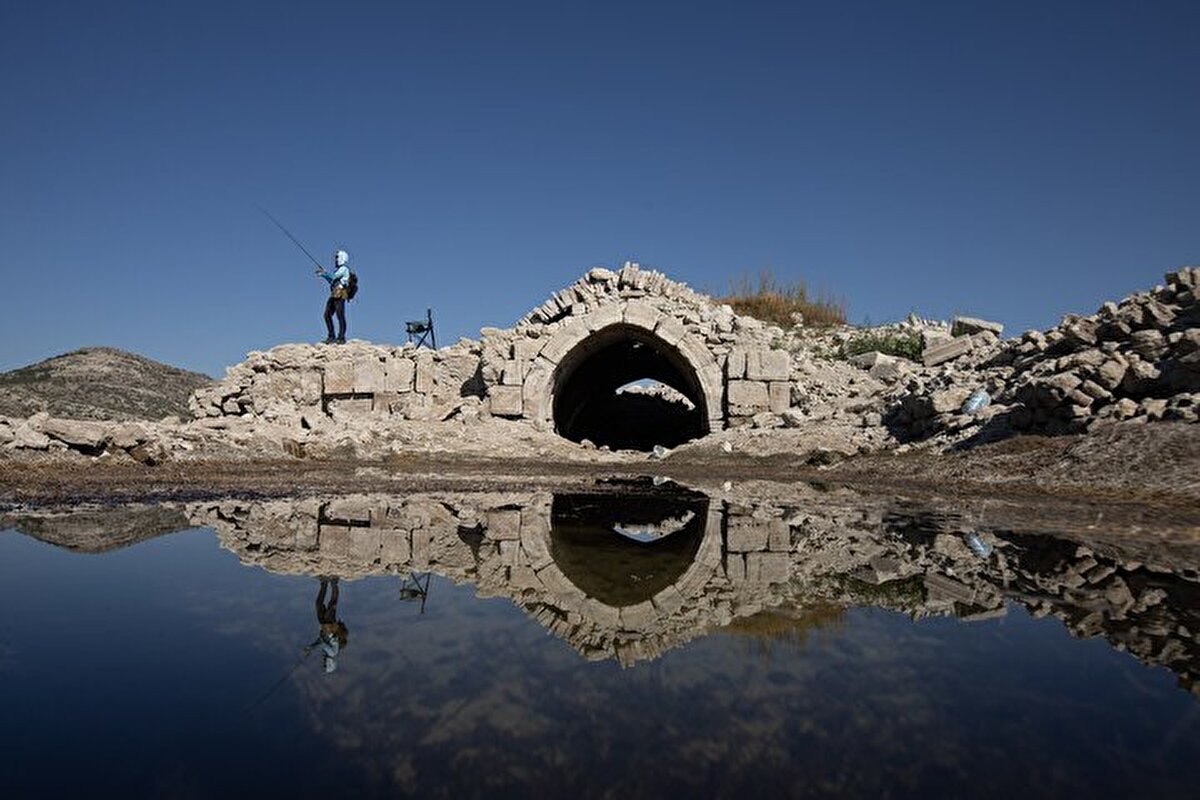 1950’li yıllarda inşa edilen Altınapa Barajı’nın suları altında kalmış. Mevsim ve yağış miktarına bağlı kalarak yıllara göre zaman zaman sular altında kalır, zaman zaman da gün yüzüne çıkmaktadır” dedi. Hanın Konya-Beyşehir karayolu baraj mevkisinde su çekildiğinde kolaylıkla fark edildiğini aktaran Çaycı, şunları söyledi: 