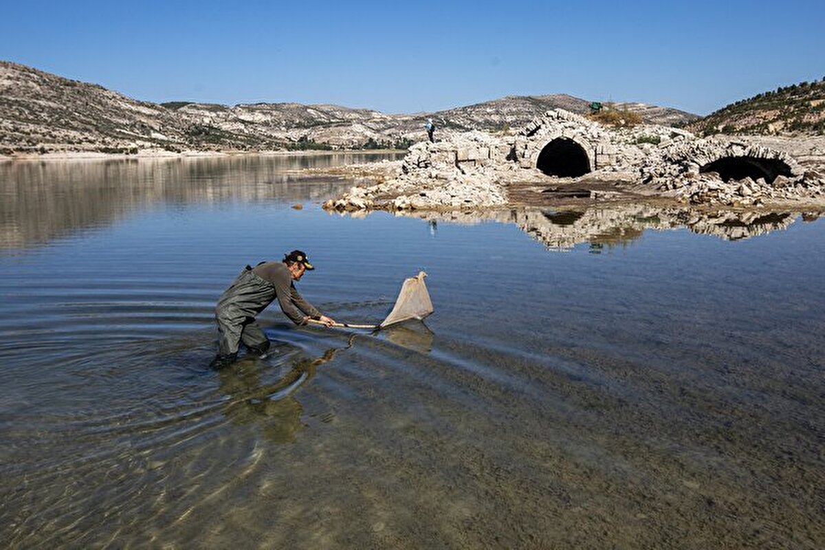“Bölgenin aldığı yağış miktarıyla doğru orantılı şekilde ortaya çıkıyor veya sular altında kalıyor. Ayakta kalmış gibi görünse de statik mukavemeti yok. Yapının yeniden elden geçirilmesi gerekiyor. O da başka yerde yeniden ayağa kaldırmakla mümkündür. Aksi takdirde muhafaza etmek mümkün olmaz. Suyla 50-60 yıllık bir tahribat görülüyor, korozyona uğramış.”
