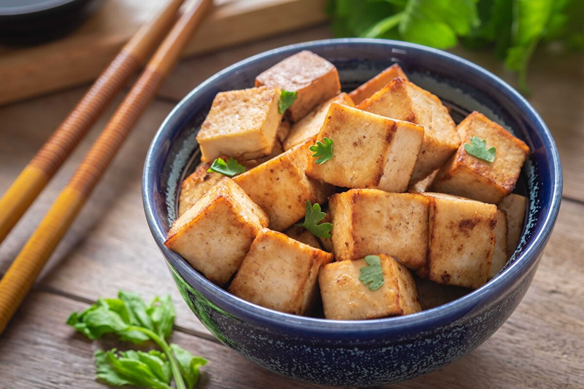 Tofu, vitaminler açısından oldukça zengindir. A,B vitamini, bakır, çinko, selenyum ve bitki bileşikleri içermesi sebebiyle vücuttaki iltihapla savaşmada etkin bir rol oynar.