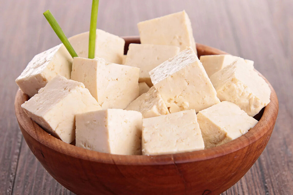 Tofunun tercih edilme nedenleri arasında bitki bazlı protein içermesi bulunuyor. Uzmanlar, kas, saç, tırnak ve hayati organlar için oldukça etkili olduğunu belirtiyor.