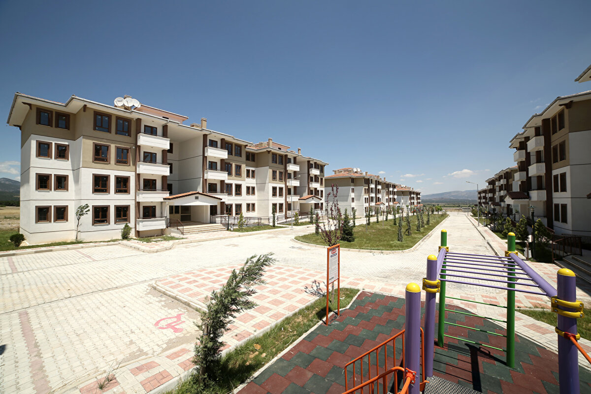 “İnsanlar arabasıyla gidemez, yaya bile gitmek zorluk çekilen taşlık bir alandı ve şuanda şehir kuruldu”<br><br>Gazeteci Yakup Söylemez, bölgenin atıl durumda bulunan taşlık araziyken yeni bir şehir merkezi olduğunu belirterek, “Burada ancak hayvanlar otlayabiliyordu. İnsanlar arabasıyla gidemez, yaya bile gitmek zorluk çekilen taşlık bir alandı. Şu anda şehir kuruldu. Asfaltlarıyla, alt yapısıyla şehir oldu. Camisi, okulu ve pazar yeri de bittiği zaman Hassa bambaşka bir şehir olacak” ifadelerini kullandı.