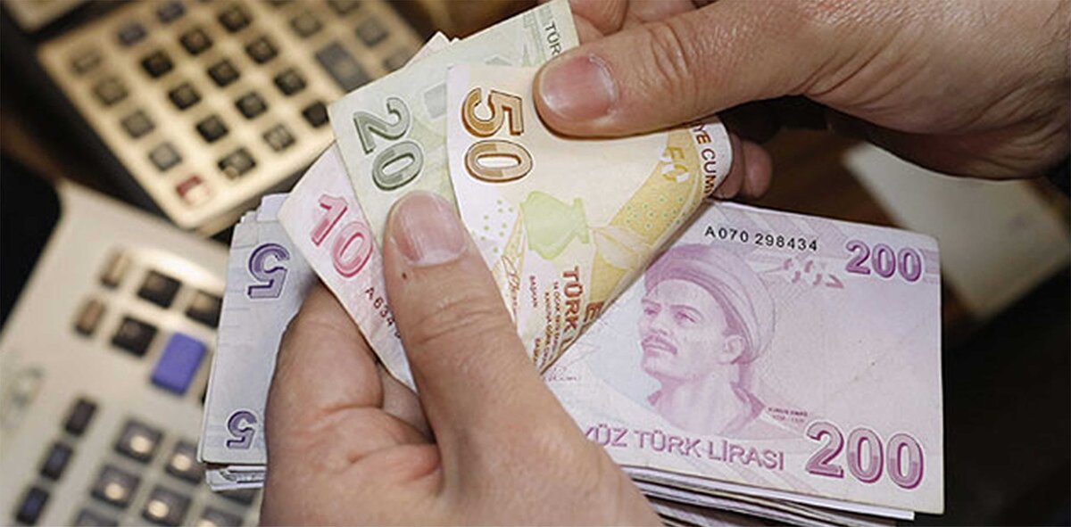 Emekli olmak için dilekçesini 1 Ocak 2025'ten sonra verenlerin aylık hesabında ise toplam yüzde 86.16'yı bulan 2024 emekli zamlarının yerine 2024 yılı enflasyonunun tamamı ile büyüme oranının yüzde 30'u dikkate alınacak. Yani 2023 güncelleme katsayısıyla hesaplanan maaşla, 2024 güncelleme katsayısı toplanacak.