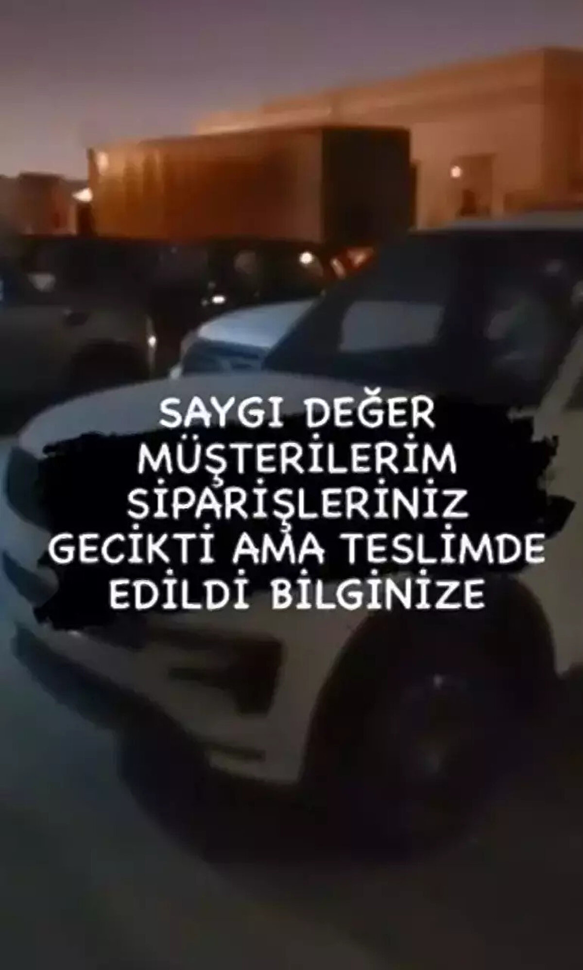 “TELEFONLARI AÇMADILAR YORUM YAPMAMIZI KISITLADILAR"<br><br>Şikayetin devamında, “Maalesef eşim buradaki bir aracı çok istediği ve arkadaşının yakınına inandığı için beni dinlemeyip adamlarla tekrar iletişime geçip aracın bedelinin yarısını gönderiyor. Adamlar parayı aklamak için paranın tamamı yatmadığı için fatura oluşturamıyoruz deyip parayı iade edip tekrardan gönderin diyorlar. Bir de sahte kargo firması takip linki verip konteyneri 2 gün takip ettirip 3. Gün telefonları açmadılar. Instagram da yorum yapmamızı da kısıtladılar. Şu an hala ulaşamıyoruz. Eşim de Savcılığa suç duyurusunda bulundu ama hala bir gelişme yok" ifadelerini kullandı.<br><br>“GETİREN DİSTRİBÜTÖR DEĞİL DE BİR ŞAHIS İSE MUTLAKA UZAK DURMAK LAZIM"<br><br>Dolandırıcılığa yönelik uyarılarda bulunan TÜKONFED Otomotiv Komisyonu Üyesi Turan Altın, “İsimsiz markalarda; özellikle otomobilde, satış sonrası hizmetleri bulunmayan hiçbir firmadan araç alınmamasını özellikle öneriyoruz. İsimsiz bir marka olup da trafikte dolaşan araç, ben hiç görmedim. Gelse dahi, bu araçların trafiğe çıkması, uygunluk belgesi alması çok mümkün değil. Ortalama bir aracın yarı fiyatına rakamlar görüyoruz. Bunlar mümkün olabilecek şeyler değil. Getiren de bir distribütör değil de bir şahıs ise mutlaka uzak durmak lazım" dedi.