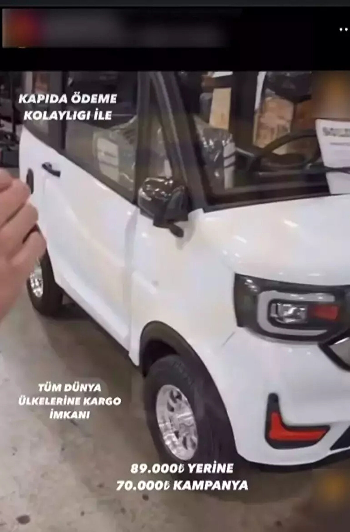 “ARACIN MALİYETİNİN DAHİ YARI FİYATINA RAKAMLAR GÖRÜYORUZ BUNLAR MÜMKÜN DEĞİL"<br><br>Altın, “İsimsiz markalarda özellikle otomobilde satışı sonrası hizmeti olmayan hiçbir firmadan araç almamalarını özellikle öneriyoruz. İsimsiz bir marka olup da trafikte dolaşan bir araba ben hiç görmedim. Gelse dahi bunların trafiğe çıkması, uygunluk belgelerini alması çok mümkün değil. Aracın maliyetinin dahi yarı fiyatına rakamlar görüyoruz. Bunlar çok mümkün olabilecek şeyler olarak gözükmüyor. Distribütörlük mutlaka olmalıdır. Yurtdışından bir araç getireceksek eğer öncelikle hangi marka, firmaysa eğer o firmayla görüşür, bu arabayı garanti kapsamına alıp almayacağını sormamız gerekir. Eğer firma bu aracı garanti kapsamına alırsa ancak öyle yurtdışından gelmiş araçları alabiliriz" diye konuştu.<br><br> <br><br>“VEKALET VEREREK SÜRECİ İLERLETMESİ GEREKİR"<br><br>Yurt dışından araç satın alımındaki standartları ve gümrük kurallarını hatırlatan Altın araçların ülkeye girişi ve kapıya teslim vaadiyle ilgili, “Bu kişinin bireysel olarak gümrükte çözmesi gereken bir durumdur. Aracın faturası, üretim menşei, uygunluk belgelerinin tam olması gerekir. Tam olduktan sonra ancak getirebilir. Trafiğe çıkması da çok kolay şeyler değil. Kişinin kendisinin yapması veya bu işi uygun yapan birine vekalet vererek bu süreci ilerletmesi gerekir. İsimsiz bir marka dediğim gibi; trafikte görmedik. Trafiğe çıkarılması çok mümkün değil, çünkü Türkiye’nin standartları var. Aracın kara yollarında gezmesi için o standartları sağlaması kolay olan bir şey değil. Uygunluk belgesi o yüzden vardır" şeklinde konuştu.