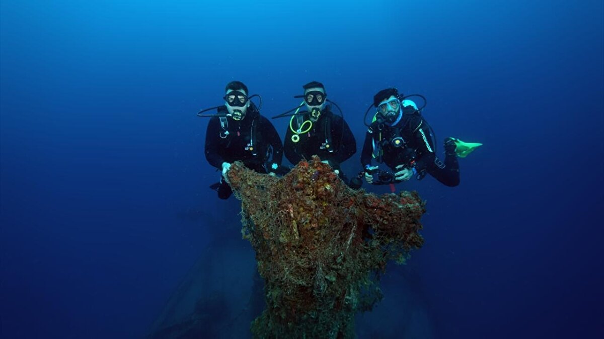 Gemi batığının bulunduğu yerde çok sayıda balık türünü de gözlemlediklerini anlatan Ceylan, "Yaklaşık 40 metrede karşılaştığımız gemi üstünde artık yapay bir resif olmaktan çıkmış, doğal bir resif olmuş. Gemi üzerinde sayısız miktarda, sayamadığım kadar orfoz, lagos, süngerler, Süveyş Kanalı yoluyla gelen istilacı türler, deniz kestaneleri, aslan balıkları, akyalar vardı. Bu kadar zengin bir batık görüntüsü beni çok etkiledi. Çok güzel görüntüler kaydettik." diye konuştu.