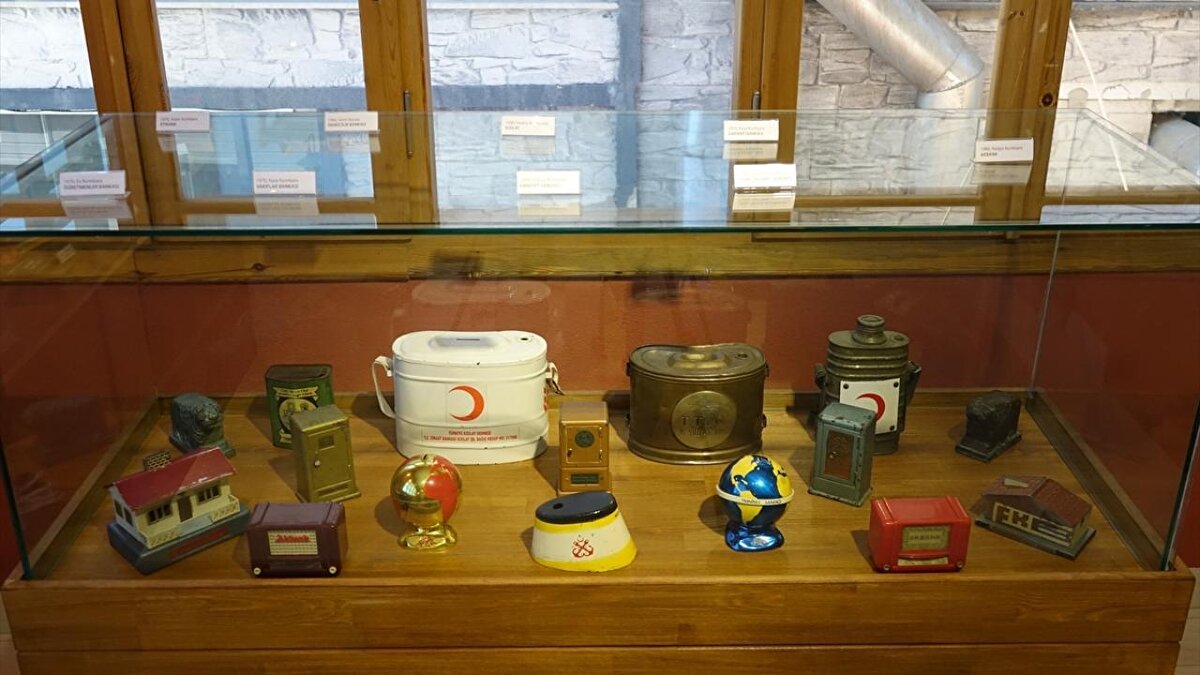 Gerek yetişkin gerekse çocuk ziyaretçilerden güzel geri dönüşler aldıklarını vurgulayan Topçu, "Çocuklarımız zamane olduğu için hızlıca geçiyorlar. Yetişkinlerin daha fazla ilgi gösterdiğini görüyoruz. Büyükler anılarını zaten muhteşem bir şekilde canlandırıyor. En can alıcı noktamız, bakkal bölümümüz. Ziyaretçilerimiz, o dönemin ürünlerini görünce mahalle bakkalından yaptığı alışverişleri hatırlıyor." dedi.<br>