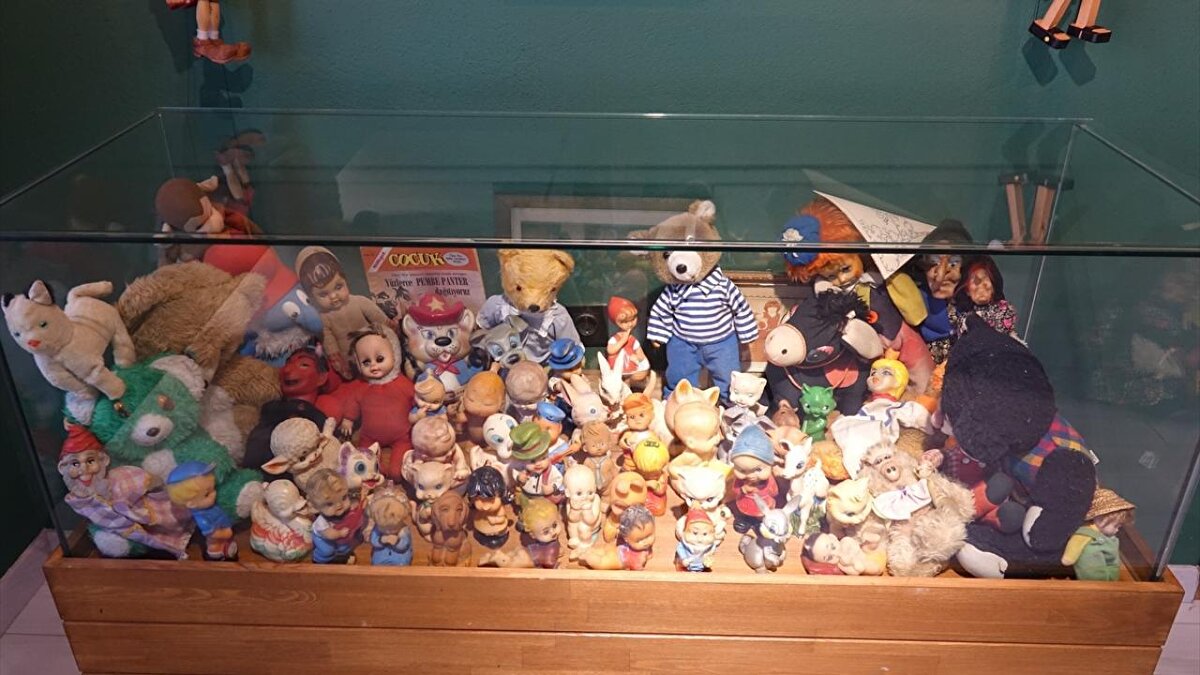 Çocukluğu kendisi gibi 1970`li, 1980`li yıllarda gençlerin oyuncaklara ulaşmasının zor olduğunu hatırlatan Ferhatoğlu, "Bundan dolayı içimde oyuncaklar bir ukde olarak kaldı. Oyuncak aynı zamanda bir büyük objenin minyatürü ve kopyası. Büyükler de çocuklar gibi onlara farklı anlamlar ifade ediyor. Biz de farklı bir anlam katmak adına müzeyi hayata geçirdik. Bundan da gurur, kıvanç duyuyoruz." diye konuştu.<br>