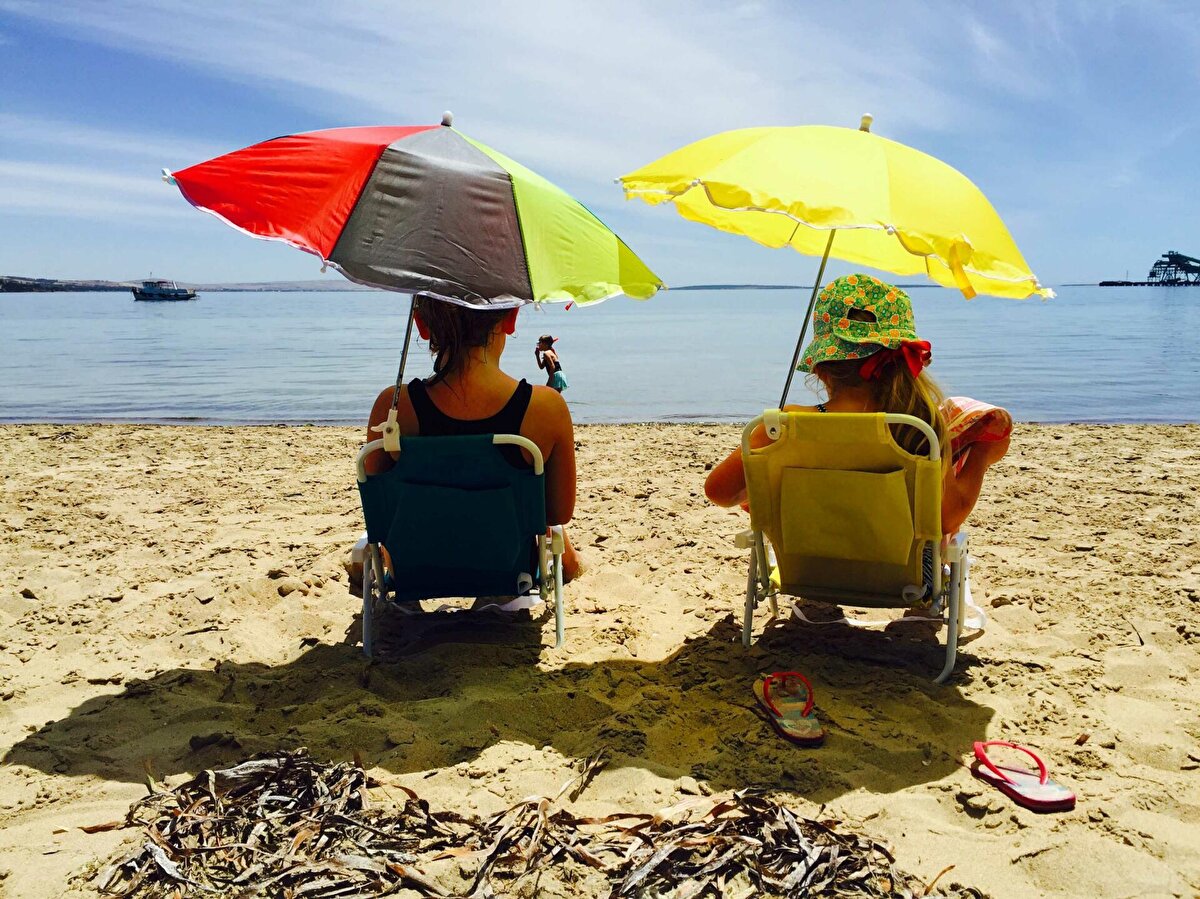 Sıcak havalarda yağlı yiyecekler tüketmenin sindirimi zorlaştıracağını ifade eden Diyetisyen Bolat, salata gibi hafif ve su oranı yüksek ürünler tüketilmesini belirterek, "Sıcak havalarda ağır yağlardan uzak durmalıyız. Yağlı ve ağır yemekler sindirimi zorlaştırır ve vücut ısısını artırabilir. Bunun yerine ızgara, fırında ,buğulama gibi hafif pişirme yöntemlerini tercih ediniz.