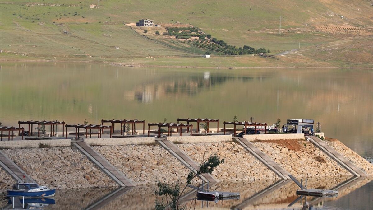 Proje kapsamında yapılan tarihi eserlerin taşıma işlemlerinin yapıların mevcut durumları, taşıma mesafeleri, ağırlıkları göz önünde bulundurulduğunda dünyanın en geniş kapsamlı anıt eser taşıma niteliğinde olduğunu belirten Aksoy, bu kapsamda ilk önce 550 yıllık tarihe sahip Zeynel Bey Türbesi`nin 2017`de yeni yerine taşındığını anımsattı.