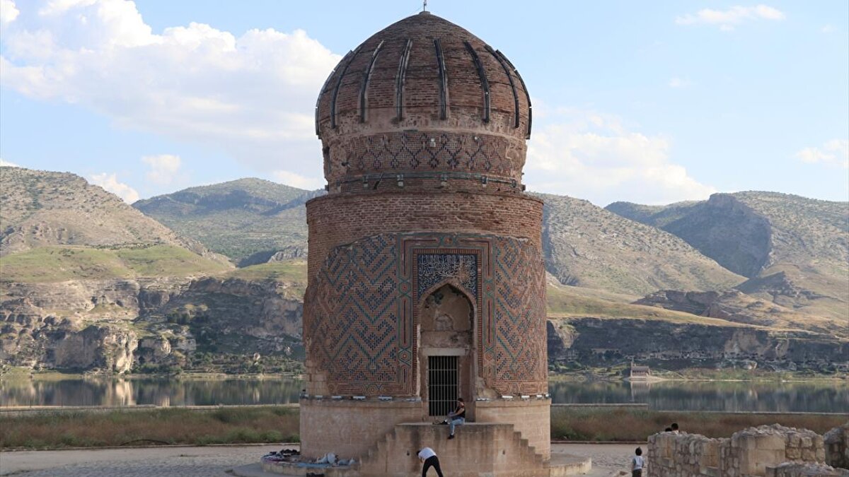 Arkeopark`a taşınan eserlerin teşhir edilmesi ve Şahap Vadisi`nin turizme kazandırılması amacıyla yürütülen çalışmaların yüzde 98`i tamamlandı.