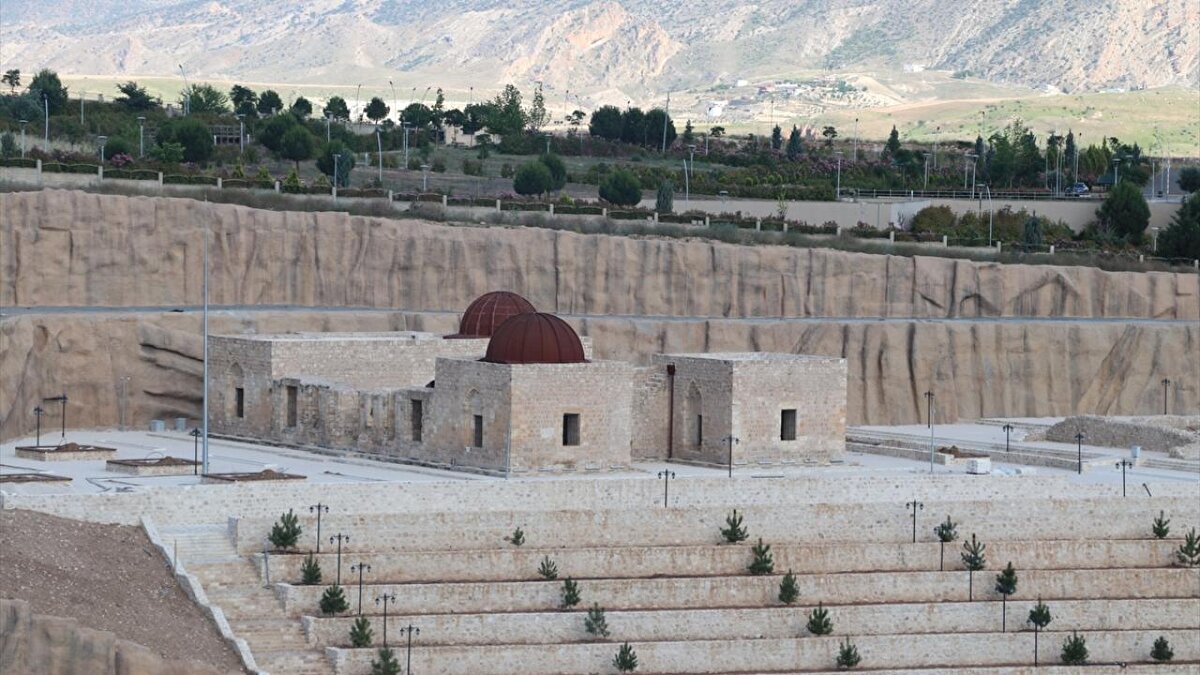 DSİ tarafından çalışma kapsamında Arkeopark`ta çevre düzenlemesi, peyzaj çalışması, tarihi eserlerin ışıklandırılması, liman, Er-Rızk Camisi ve Kızlar Camisi arasında eski Hasankeyf`te bulunan Kale Sokağı`nın benzeri yapıldı.