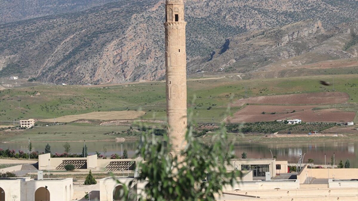 DSİ Ilısu Projesi 16. Bölge Müdürü Cihan Aksoy, DSİ`nin tarihi ve kültürel zenginliklerin korunması ve kurtarılmasına yönelik en kapsamlı çalışmalarının Ilısu Projesi kapsamında gerçekleştirildiğini söyledi.