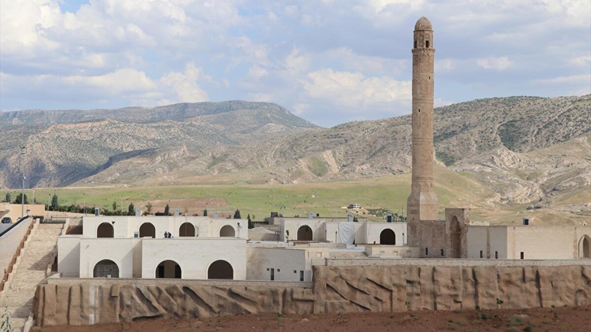 Hasankeyf`te Devlet Su İşleri (DSİ) tarafından yapılan Veysel Eroğlu Barajı`nın (Ilısu) göl sahasında kalan ve Arkeopark`a taşınan tarihi eserlerin teşhir edilmesi ve Şahap Vadisi`nin turizme kazandırılması çalışmaları sürüyor.
