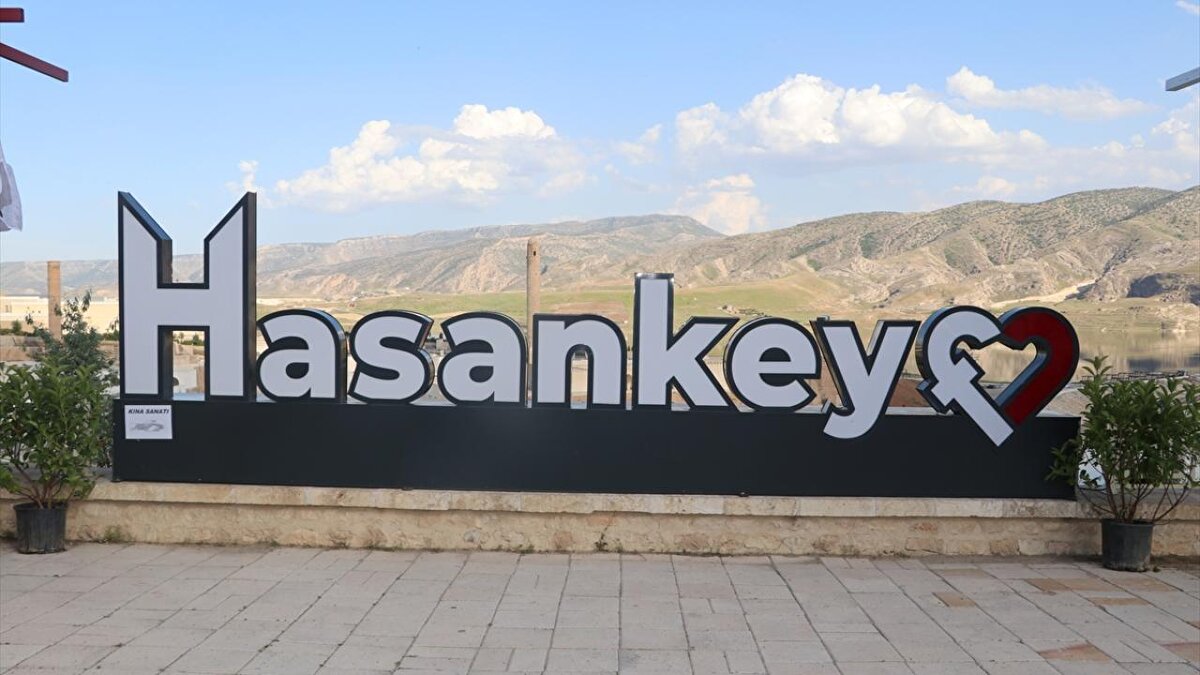 Dünyanın en eski yerleşim merkezlerinden olan tarihi ilçede, yaklaşık 50 dönümlük alana sahip Şahap Vadisi`nde de sosyal alanlar yapıldı. Vadide peyzaj çalışmasıyla kafe, dükkanlar, mescit, köprüler ve oturma alanları gibi sosyal donatılar inşa edildi.