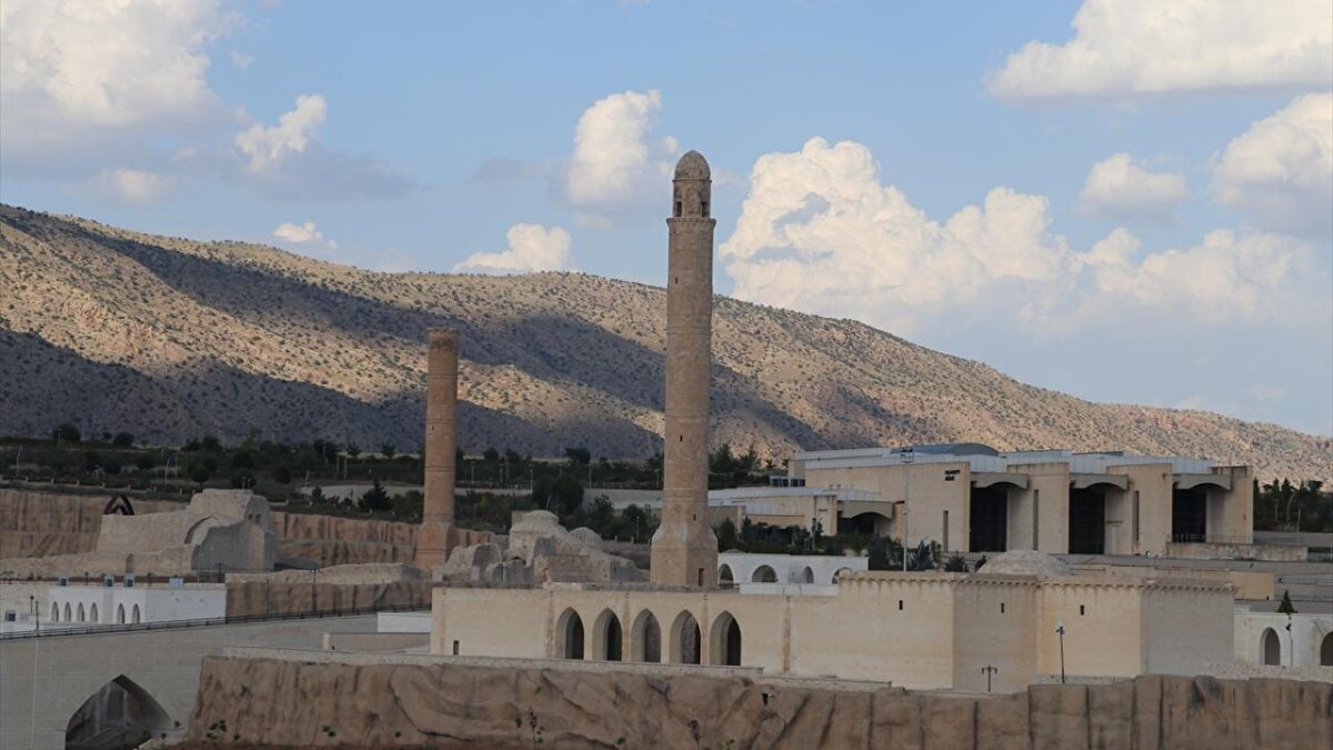 Taşınan eserlerin sunuma hazır hale getirilmesi için Arkeopark alanında çevre düzenlemesi yapıldığını anlatan Aksoy, Arkeopark alanında çevre düzenleme projesinin gerçekleştirildiğini ifade etti.
