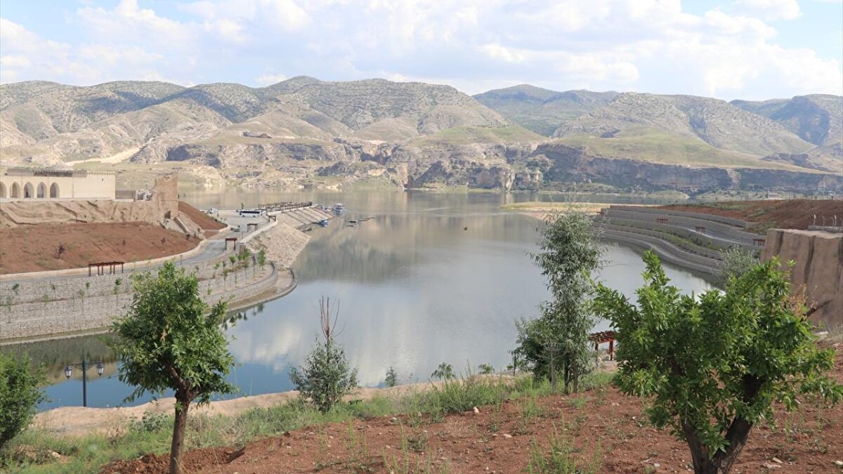 Aksoy, "Çalışma yapmış olduğumuz alanlar her ne kadar açılmamış olsa da yılın ilk 4 ayına bakıldığında 40 binin üzerinde turistin burayı ziyaret ettiğini biliyoruz. Bu, her geçen gün katlanarak artıyor." ifadelerini kullandı.