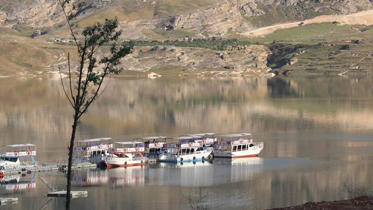 "Teras kafeler, amfi tiyatro da tamamlanma aşamasına geldi"<br>Aksoy, şöyle konuştu: "Taşınan eserlerle Arkeopark`ı bir açık hava müzesi haline getirmeye çalışıyoruz. Arkeopark ve Şahap Vadisi`ndeki çalışmalar yüzde 98 seviyelerine ulaştı. Çalışmaların bitmesiyle Hasankeyf yerli ve yabancı turistler açısından cazibe merkezi haline gelecek. Konsept olarak bakıldığı zaman eski Hasankeyf`in aynısı Arkeopark alanında uygulanmaya çalışıldı. Köprümüzün sağında ve solunda taşıdığımız eserler, ayrıca Er Rızk Camisi ile Kızlar Camisi arasında Kale Sokak benzerinde bir sokak inşa edilmeye çalışıldı. Bunların yanında sosyal donatılar, teras kafeler, amfi tiyatro da tamamlanma aşamasına geldi. Amfi tiyatronun yapılmasıyla Hasankeyf`te kültürel ve sosyal faaliyetlerin daha sık yapılması sağlanacaktır."