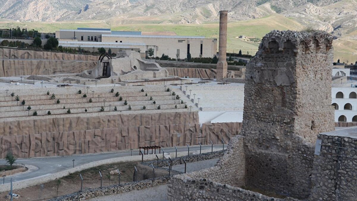 Daha sonra diğer tarihi eserlerin bütüncül olarak Orta Kapı`nın da üç parça halinde Arkeopark alanına taşındığını kaydeden Aksoy, suyun üstünde kalan Yamaç Külliyesi`nin de koruma altına alınarak restore edildiğini söyledi.