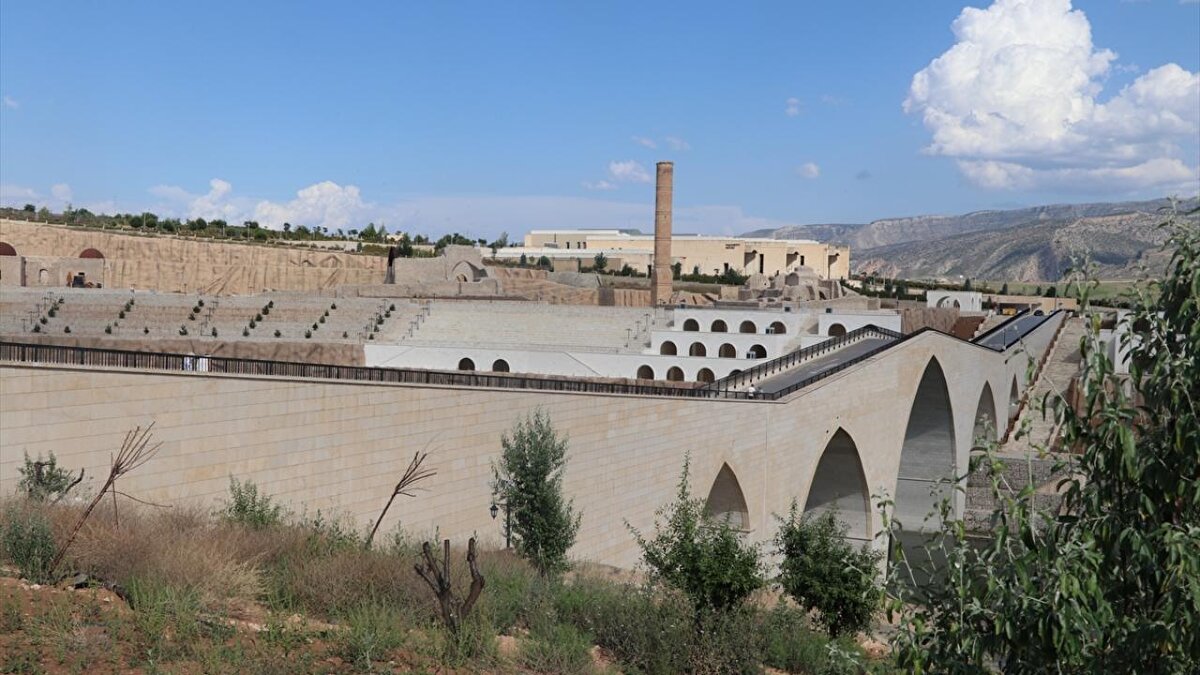 Bu çalışmaların yanı sıra "Yukarı Hasankeyf" olarak adlandırılan ve Küçük Saray, Ulu Cami, Büyük Saray, türbeler ve yüzlerce yaşam alanının bulunduğu alanın da koruma altına alındığını anlatan Aksoy, Şahap Vadisi ile Yamaç Külliyesi arasında da 95 metre uzunluğunda bir köprü yapıldığını bildirdi.