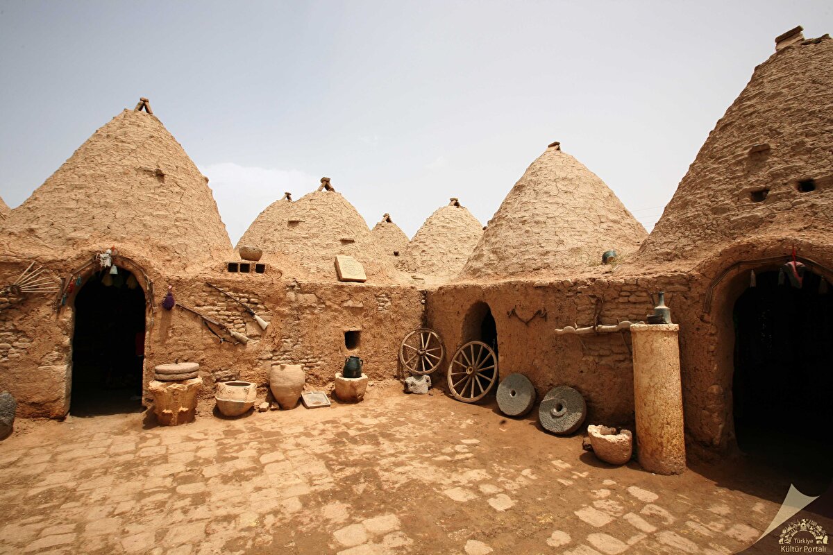 2. Harran Evleri- Şanlurfa<br>Harran Kümbet Evleri ören yerinden toplanan tuğlalarla 150-200 yıl önce inşa edilmiştir. Kare, ya da kareye yakın prizmatik bir temel üzerine bindirme tekniğinde tuğlalardan yapılmıştır. Harcında gül yağı, saman, pişmiş toprak ve yumurta akı kullanılan, mimari yapısı ve malzemeleri sayesinde de yazları serin, kışları sıcak tutma özelliğine sahip evler, aşağıdan yukarıya doğru gittikçe daralmaktadır.