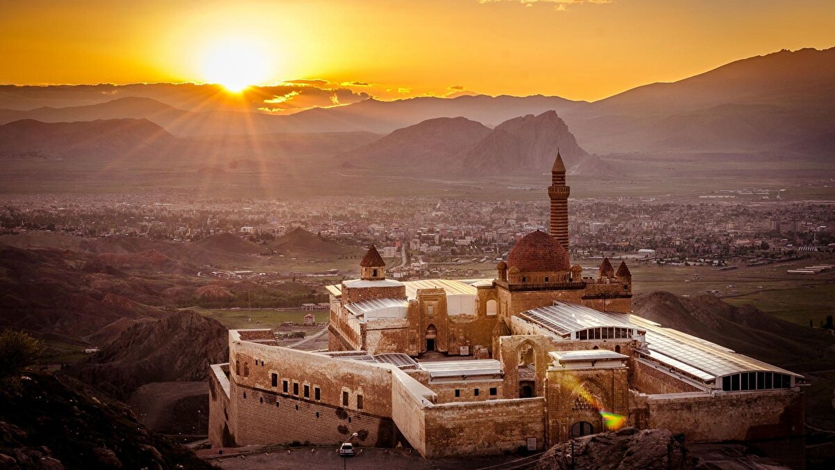 3. İshak Paşa Sarayı- Ağrı<br>Türk mimari tarihinin en güzel eserlerinden İshak Paşa Sarayı, Ağrı’da bulunuyor. Yapımı 99 yıl süren İshak Paşa Saray’ı yerli ve yabancı turistler tarafından yoğun ilgi görüyor.